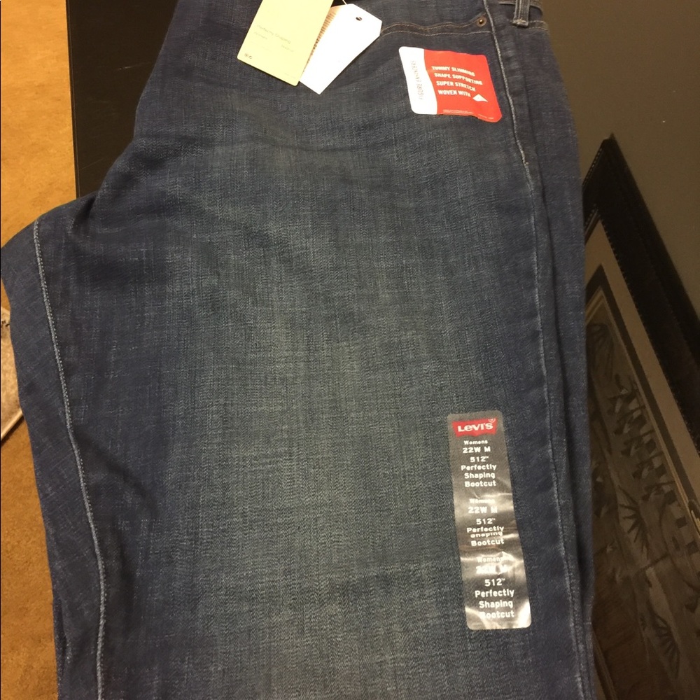 New pair of Women 512 Levi’s Bootleg Jeans